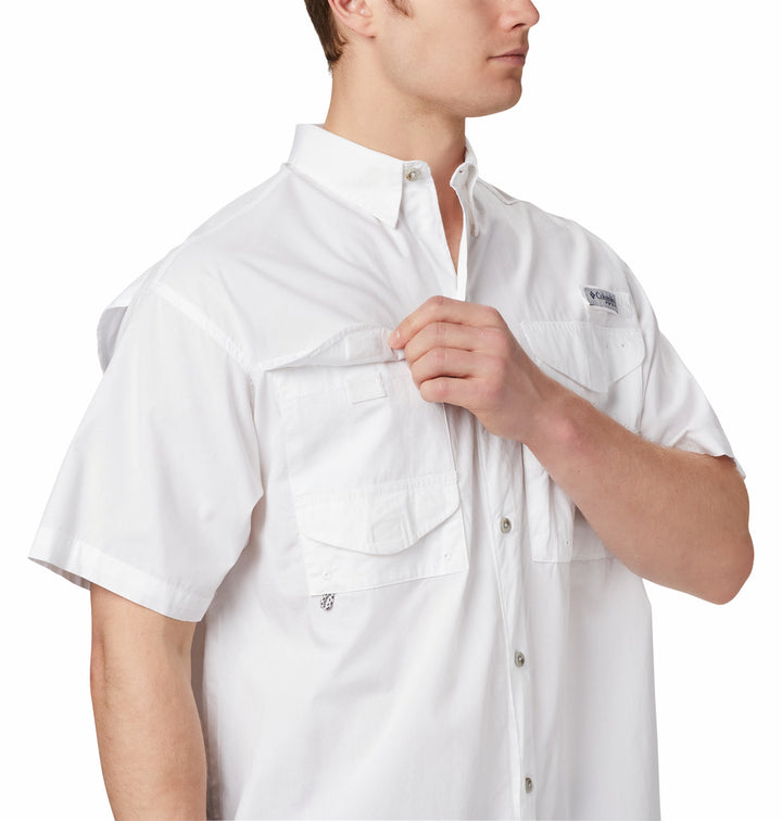 Camisa Columbia Bonehead de manga corta en color blanco con bolsillos frontales y cuello.
