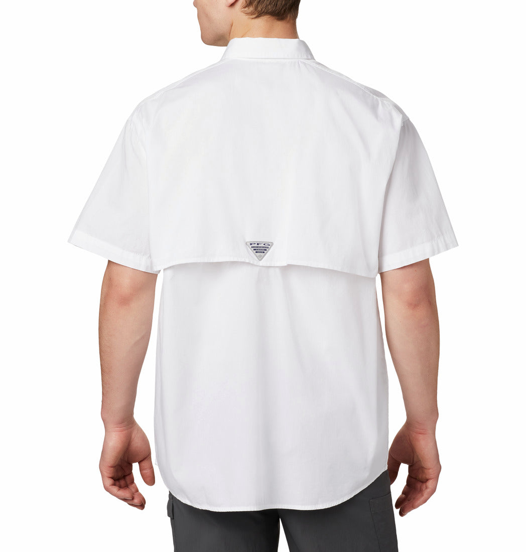Camisa Columbia Bonehead de manga corta en color blanco con bolsillos frontales y cuello.