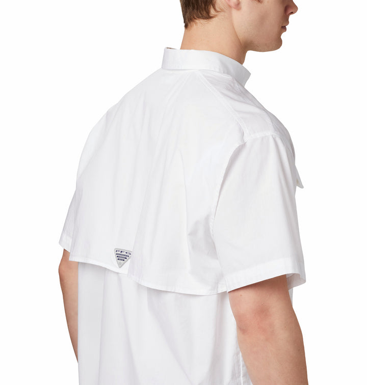 Camisa Columbia Bonehead de manga corta en color blanco con bolsillos frontales y cuello.