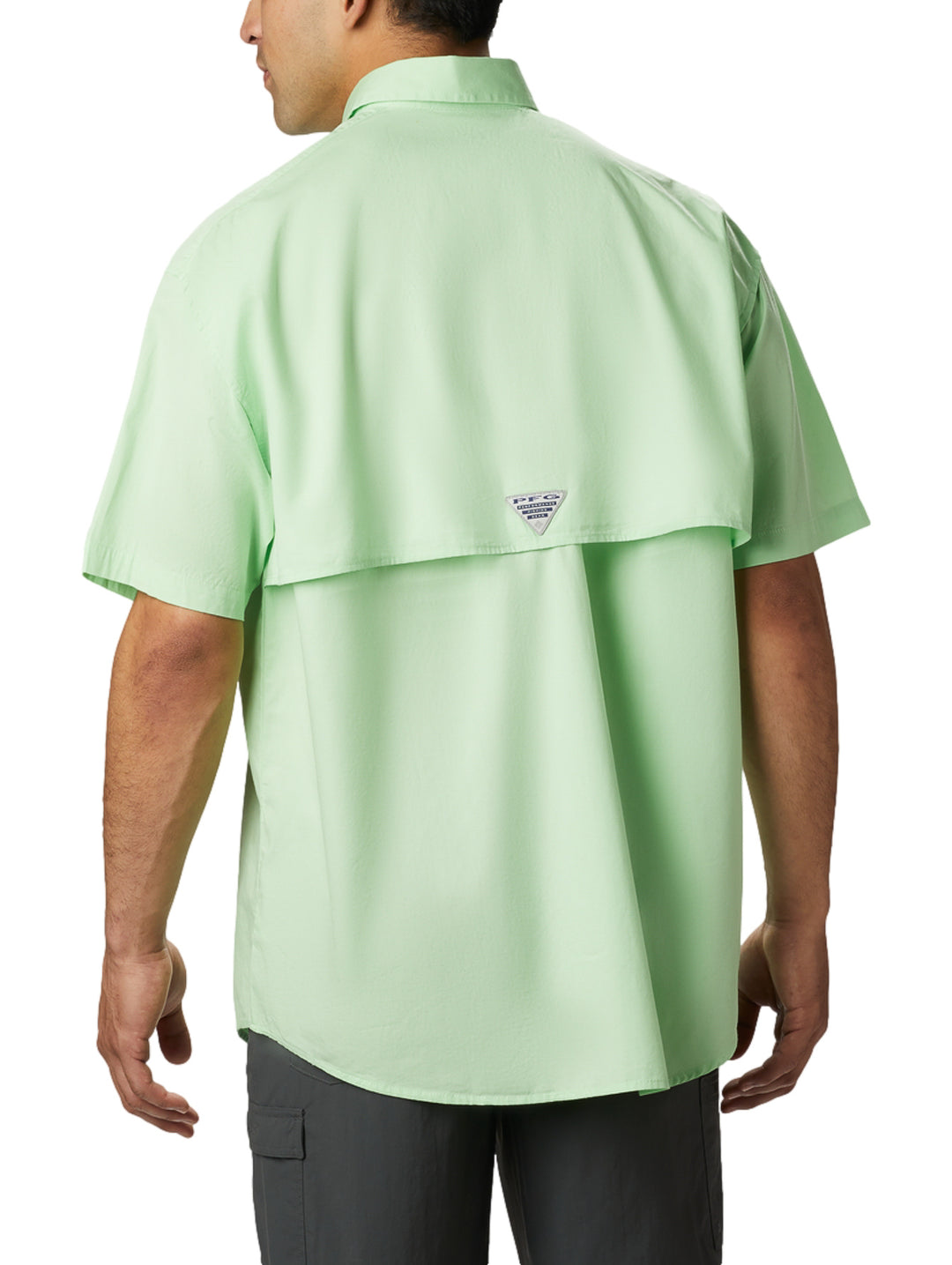 Camisa Columbia Key West Bonefish de manga corta en color verde claro para hombre con bolsillos frontales.