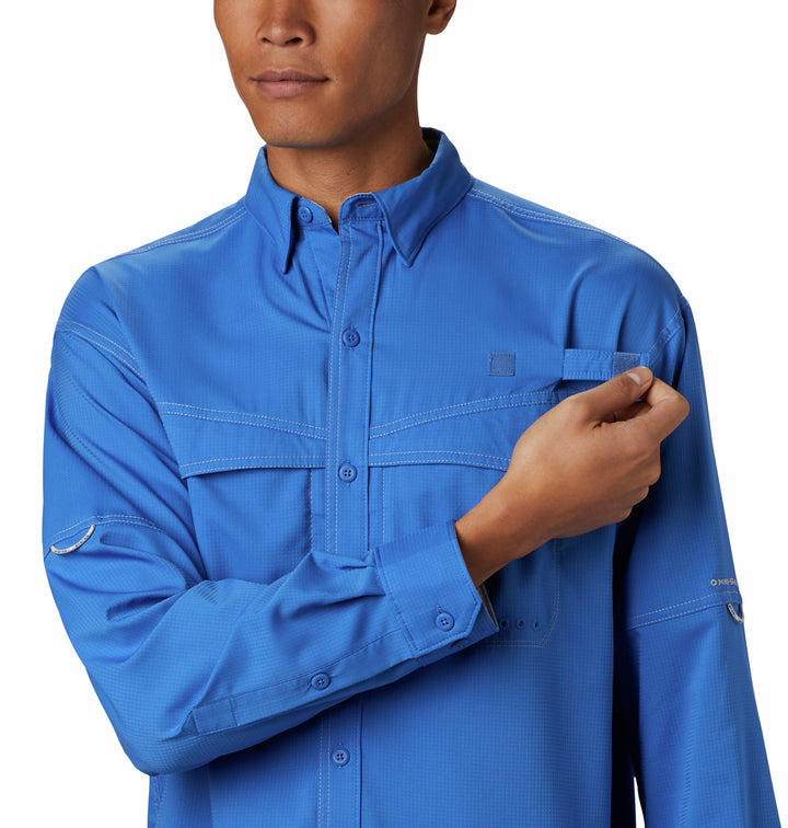 Camisa Columbia de manga larga en color azul vívido con bolsillos frontales y cuello.