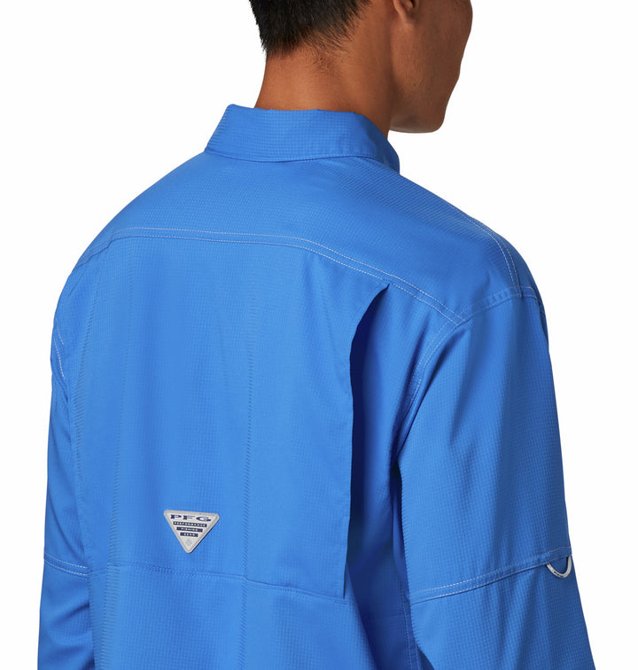 Camisa Columbia de manga larga en color azul vívido con bolsillos frontales y cuello.