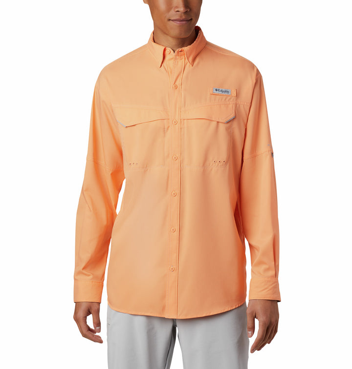 Camisa Columbia Low Drag Offshore color naranja brillante con manga larga y bolsillos frontales.