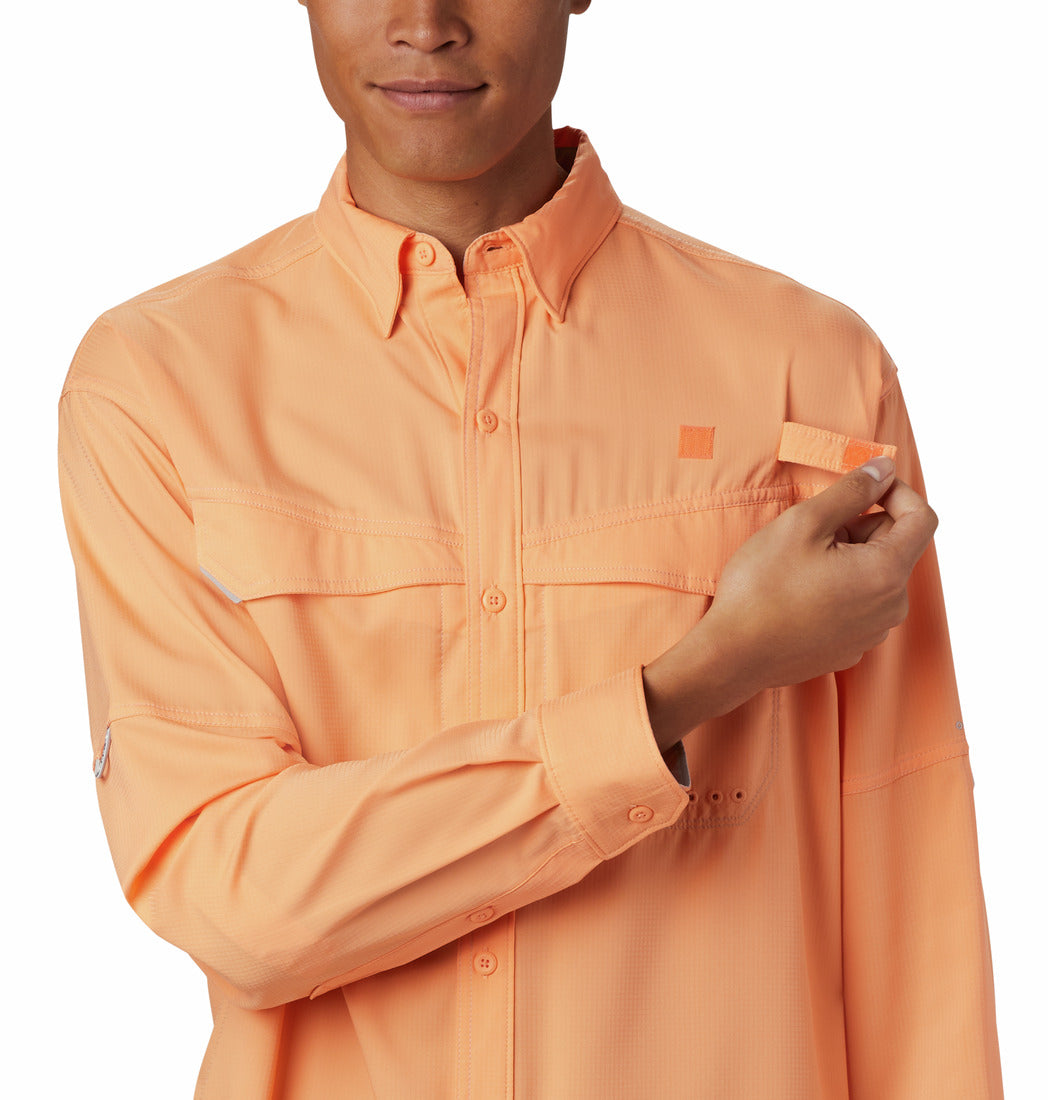 Camisa Columbia Low Drag Offshore color naranja brillante con manga larga y bolsillos frontales.