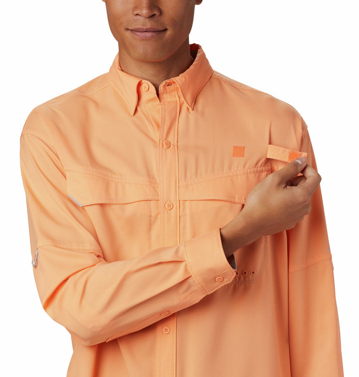 Camisa Columbia Low Drag Offshore color naranja brillante con manga larga y bolsillos frontales.