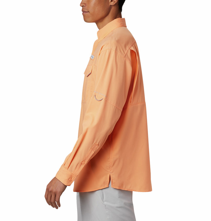 Camisa Columbia Low Drag Offshore color naranja brillante con manga larga y bolsillos frontales.