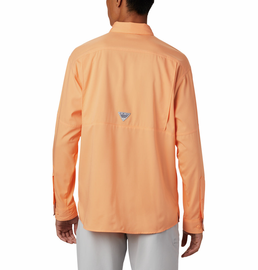 Camisa Columbia Low Drag Offshore color naranja brillante con manga larga y bolsillos frontales.