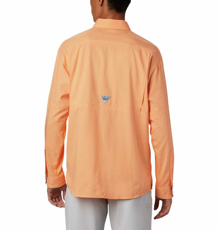Camisa Columbia Low Drag Offshore color naranja brillante con manga larga y bolsillos frontales.