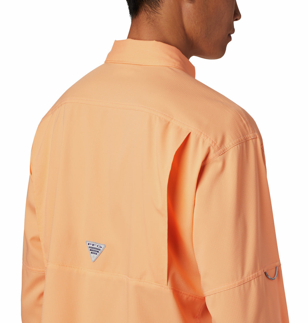 Camisa Columbia Low Drag Offshore color naranja brillante con manga larga y bolsillos frontales.