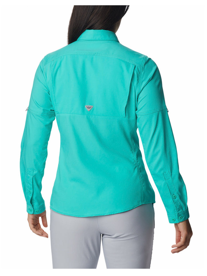 Camisa Columbia de manga larga en color turquesa eléctrico vista de perfil.