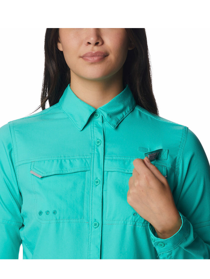Camisa Columbia de manga larga en color turquesa eléctrico vista de perfil.