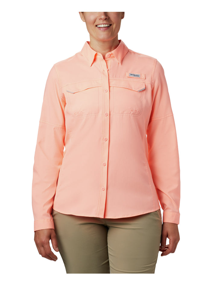 Camisa Columbia de manga larga en color Tiki Pink con cuello y dos bolsillos frontales para mujer.