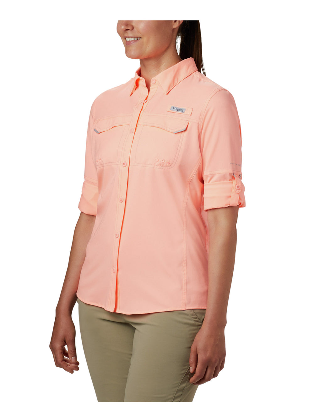 Camisa Columbia de manga larga en color Tiki Pink con cuello y dos bolsillos frontales para mujer.