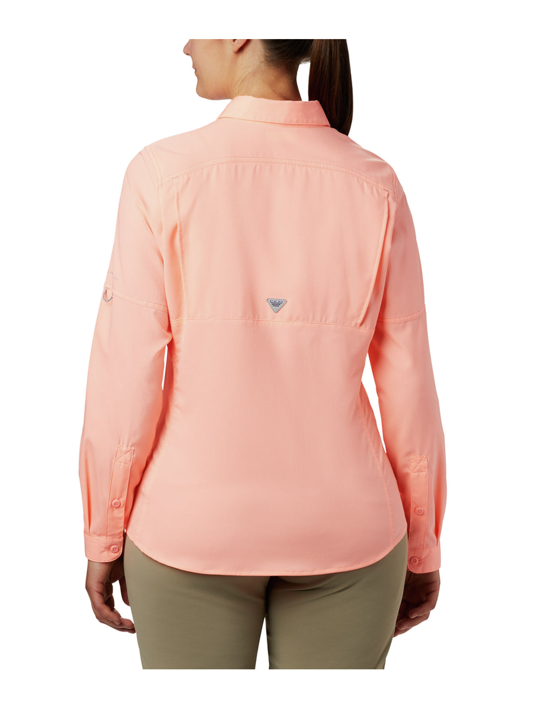 Camisa Columbia de manga larga en color Tiki Pink con cuello y dos bolsillos frontales para mujer.