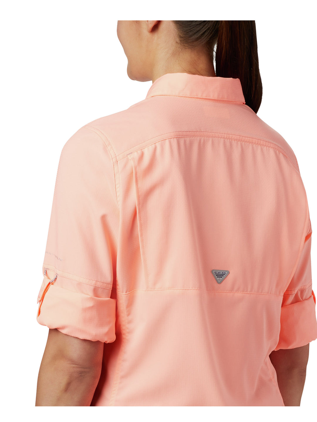 Camisa Columbia de manga larga en color Tiki Pink con cuello y dos bolsillos frontales para mujer.