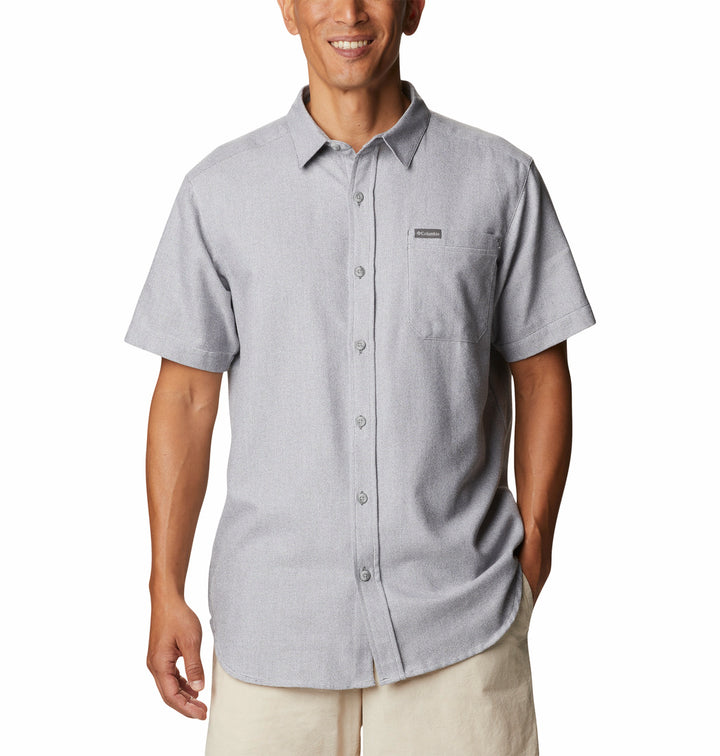 Camisa Columbia de manga corta en color gris con cuello y bolsillo frontal para hombre.