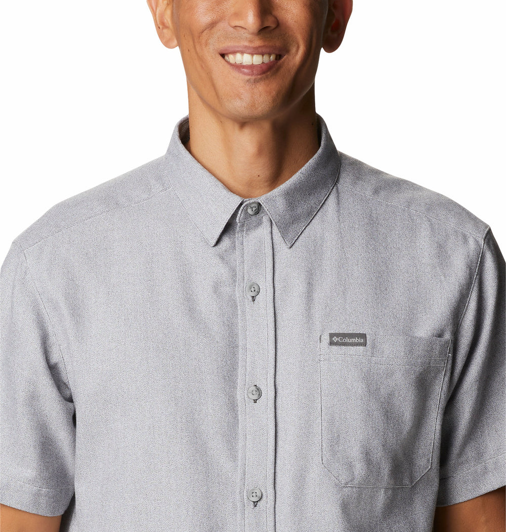 Camisa Columbia de manga corta en color gris con cuello y bolsillo frontal para hombre.