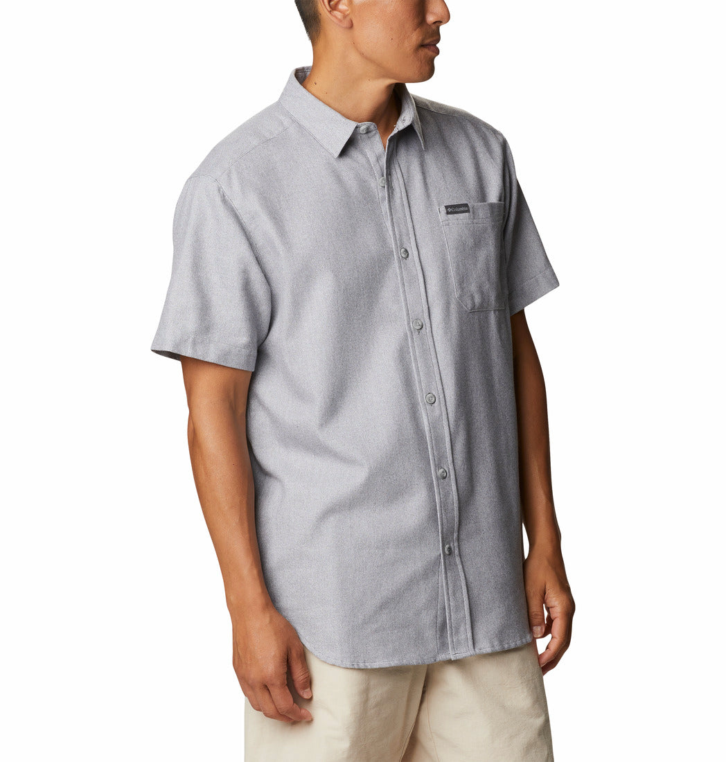 Camisa Columbia de manga corta en color gris con cuello y bolsillo frontal para hombre.