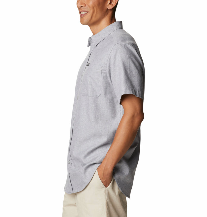Camisa Columbia de manga corta en color gris con cuello y bolsillo frontal para hombre.
