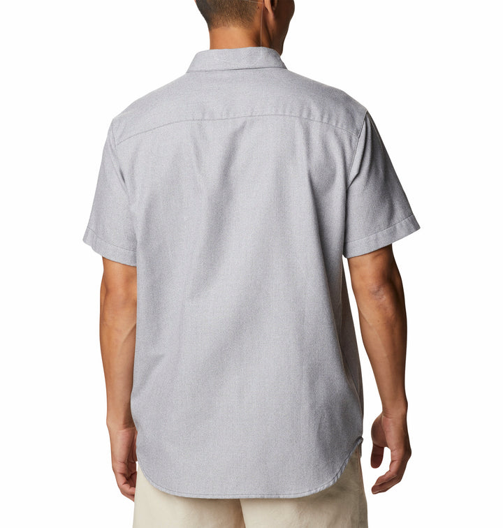Camisa Columbia de manga corta en color gris con cuello y bolsillo frontal para hombre.