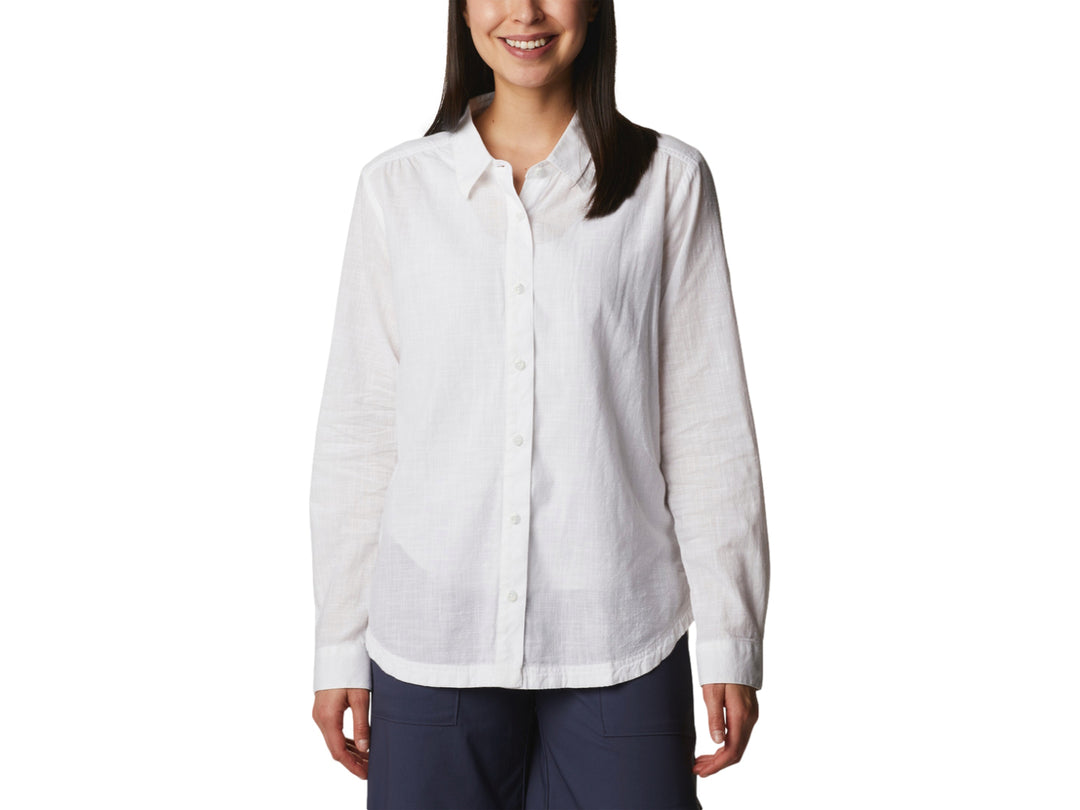 Camisa blanca de manga larga con botones y cuello, estilo casual.