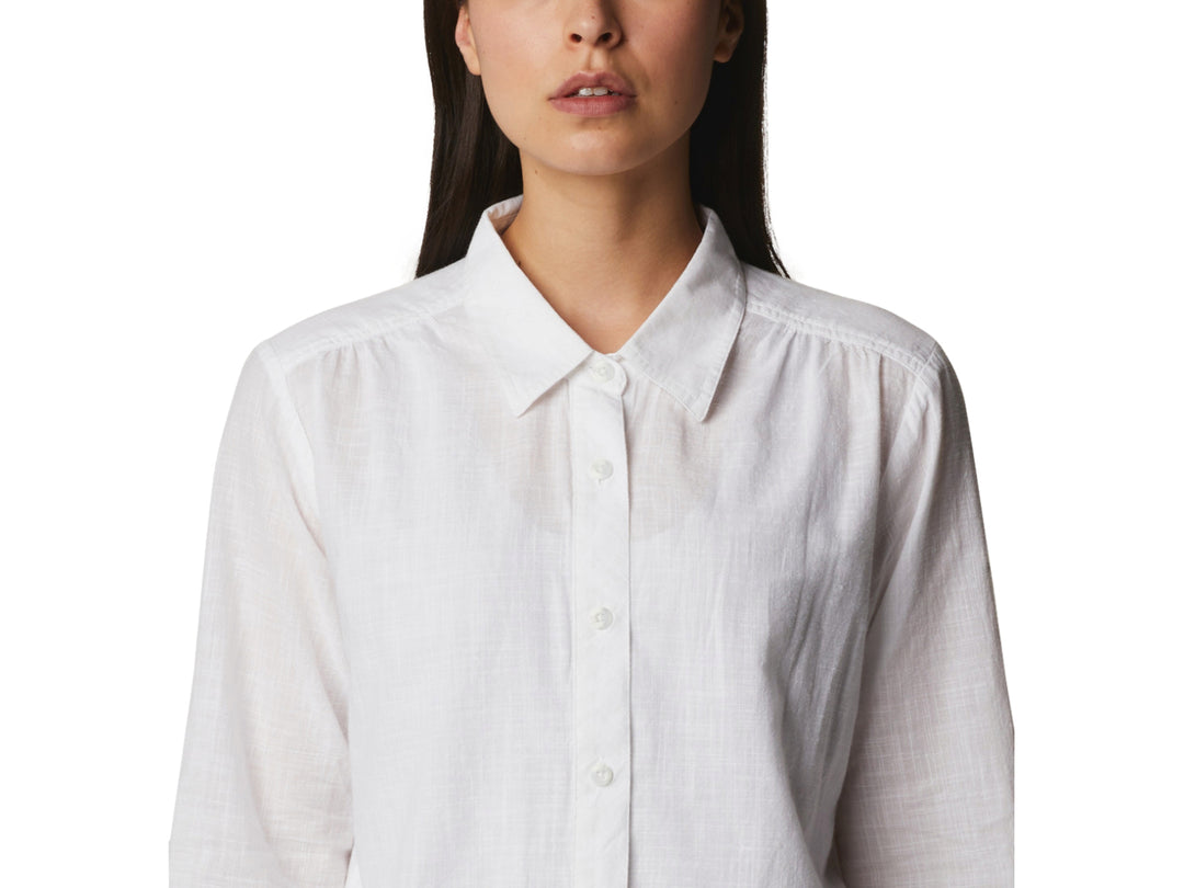 Camisa blanca de manga larga con botones y cuello, estilo casual.