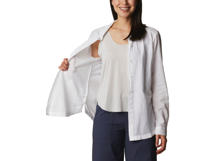 Camisa blanca de manga larga con botones y cuello, estilo casual.