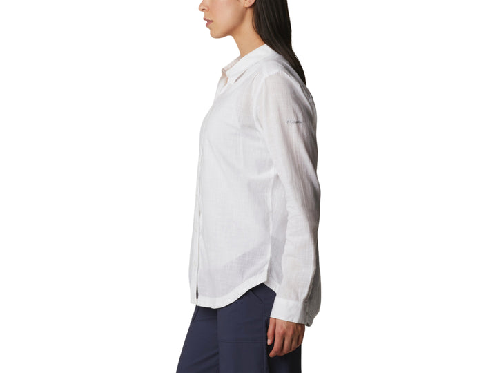 Camisa blanca de manga larga con botones y cuello, estilo casual.