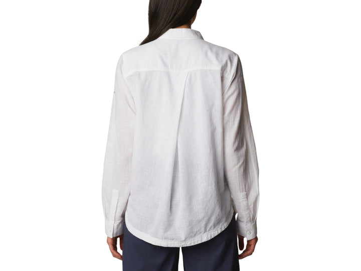 Camisa blanca de manga larga con botones y cuello, estilo casual.