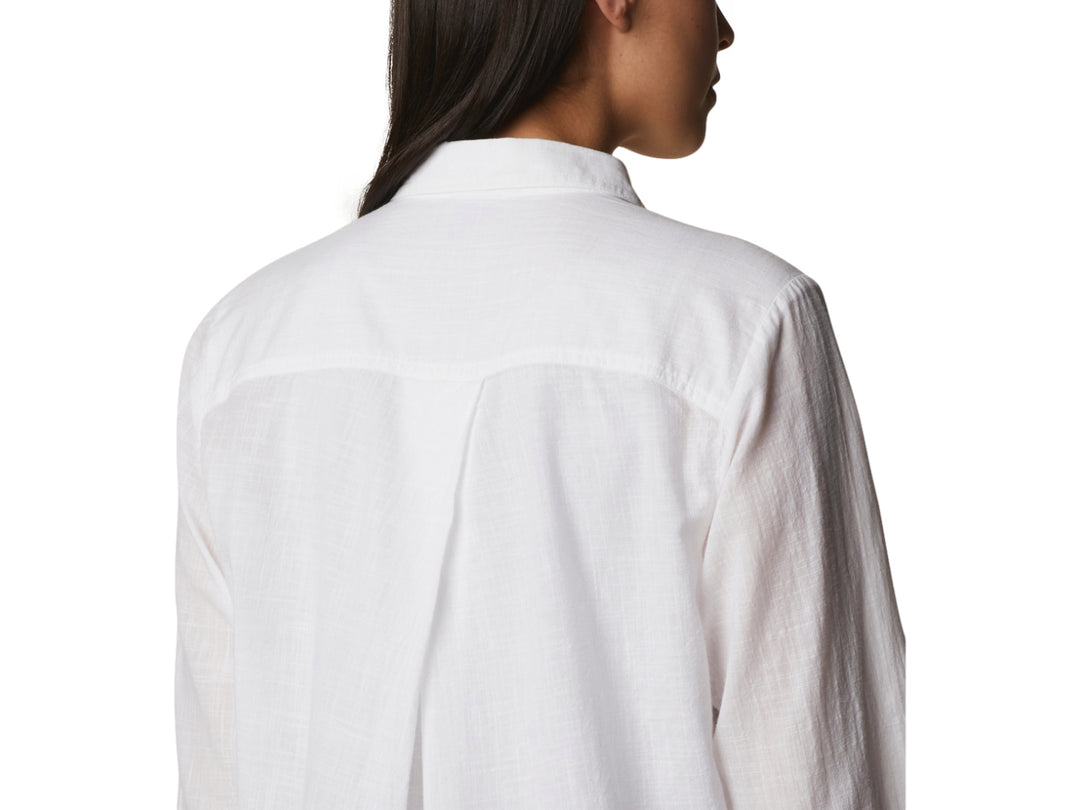 Camisa blanca de manga larga con botones y cuello, estilo casual.