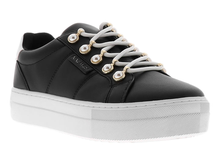 Tenis Nine West color negro con suela de plataforma blanca y ojillos dorados.