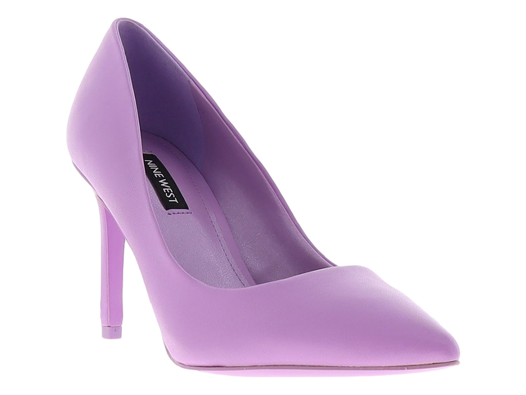 Zapato de tacón alto estilo stiletto en color morado mate con punta cerrada de la marca Nine West.