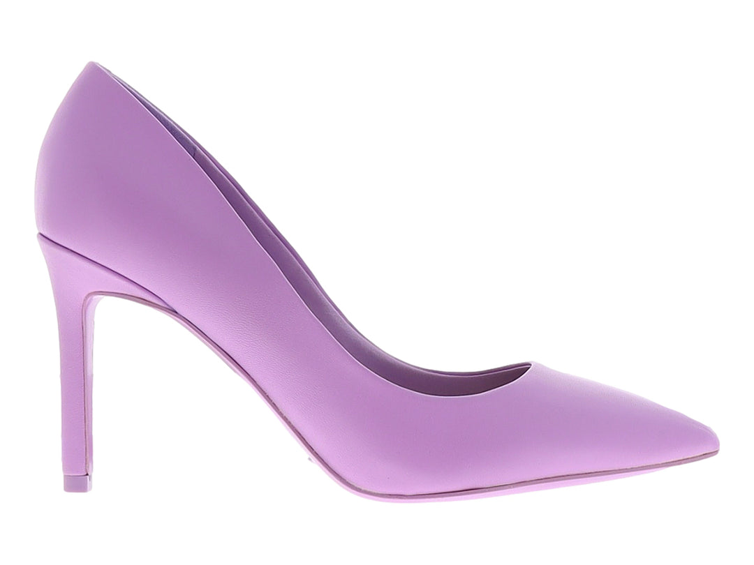 Zapato de tacón alto estilo stiletto en color morado mate con punta cerrada de la marca Nine West.