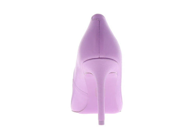 Zapato de tacón alto estilo stiletto en color morado mate con punta cerrada de la marca Nine West.