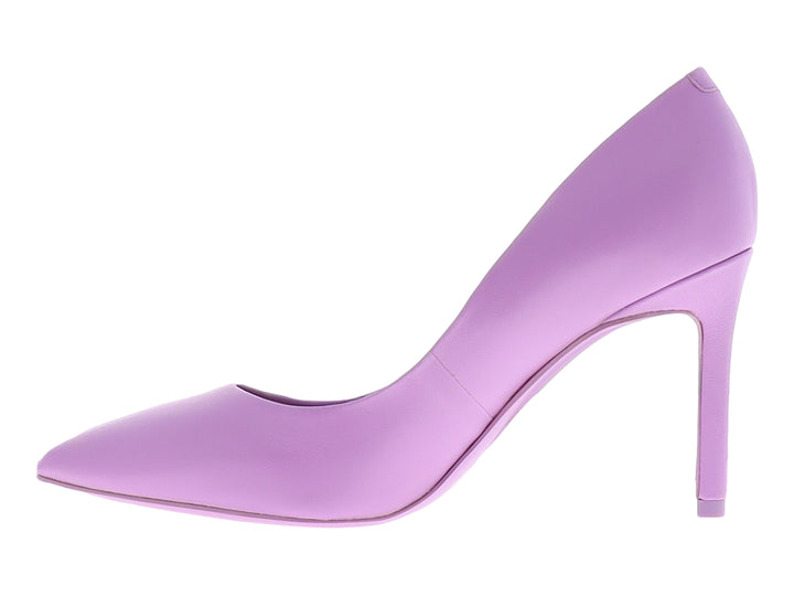 Zapato de tacón alto estilo stiletto en color morado mate con punta cerrada de la marca Nine West.