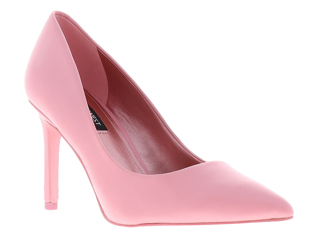 Zapato de tacón alto color rosa con punta puntiaguda.