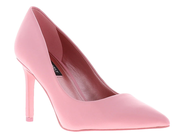 Zapato de tacón alto color rosa con punta puntiaguda.
