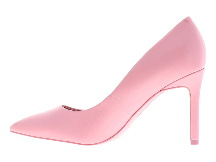 Zapato de tacón alto color rosa con punta puntiaguda.