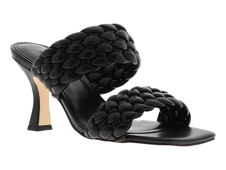 Sandalia Nine West negra con tacón medio y tiras anchas de diseño trenzado.