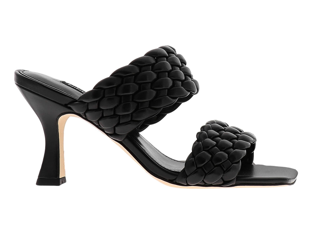 Sandalia Nine West negra con tacón medio y tiras anchas de diseño trenzado.