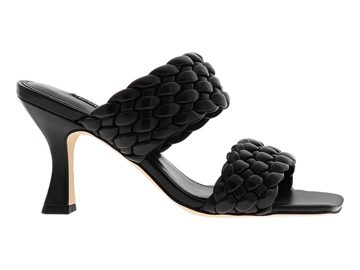Sandalia Nine West negra con tacón medio y tiras anchas de diseño trenzado.