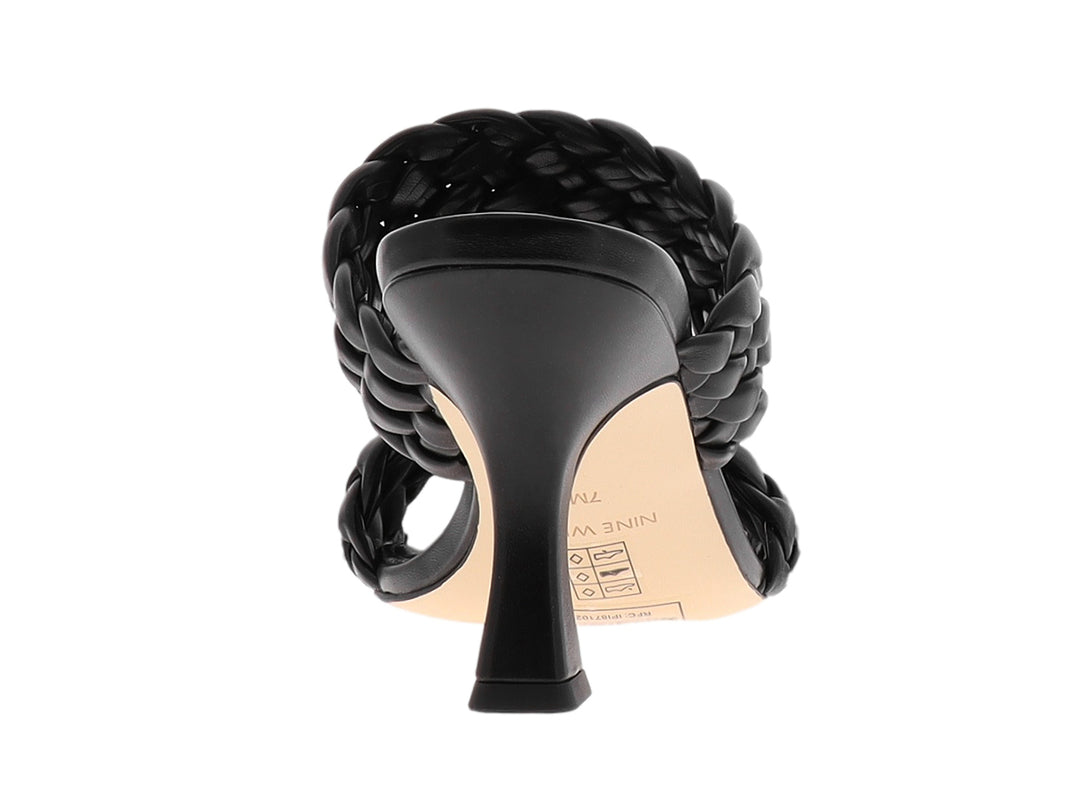 Sandalia Nine West negra con tacón medio y tiras anchas de diseño trenzado.