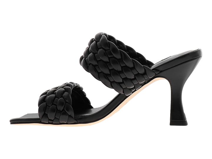 Sandalia Nine West negra con tacón medio y tiras anchas de diseño trenzado.