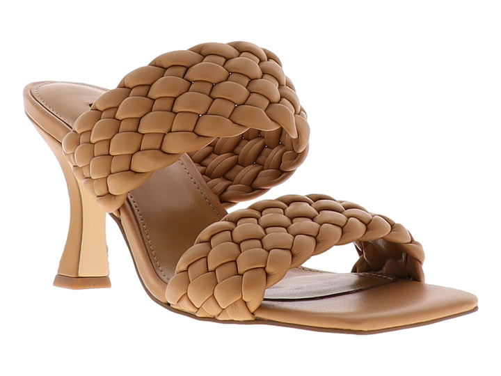 Sandalias Nine West color natural con tiras trenzadas y tacón medio cuadrado.