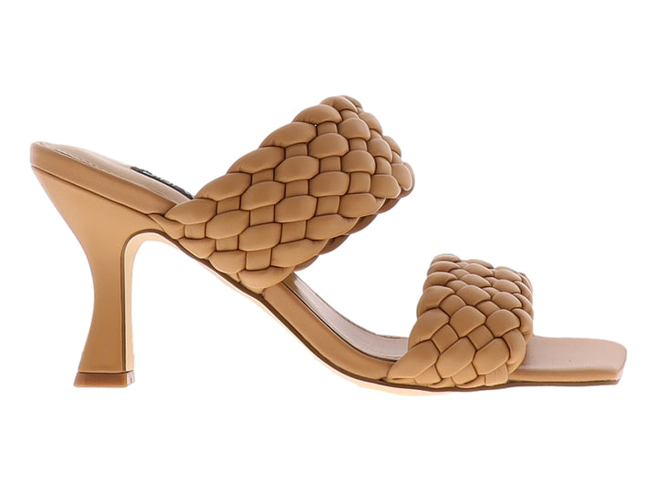 Sandalias Nine West color natural con tiras trenzadas y tacón medio cuadrado.