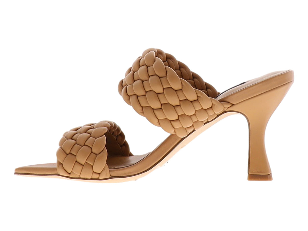 Sandalias Nine West color natural con tiras trenzadas y tacón medio cuadrado.
