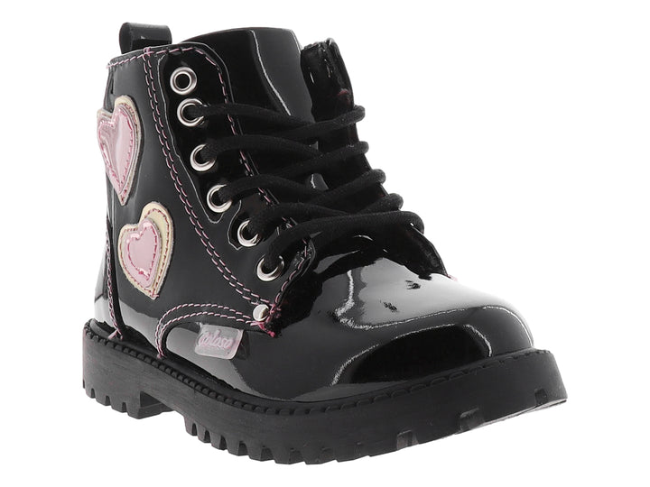 Bota infantil de charol negro con detalles de corazones rosas y agujetas negras.