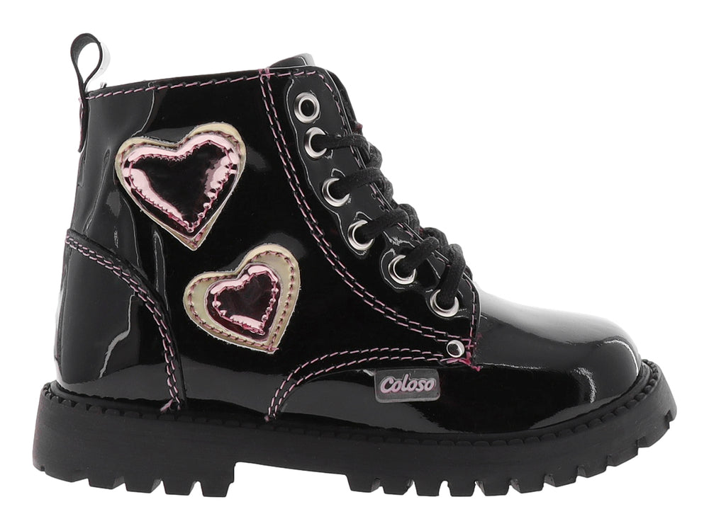 Bota infantil de charol negro con detalles de corazones rosas y agujetas negras.