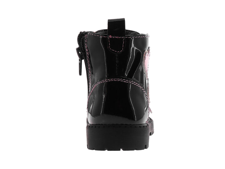 Bota infantil de charol negro con detalles de corazones rosas y agujetas negras.
