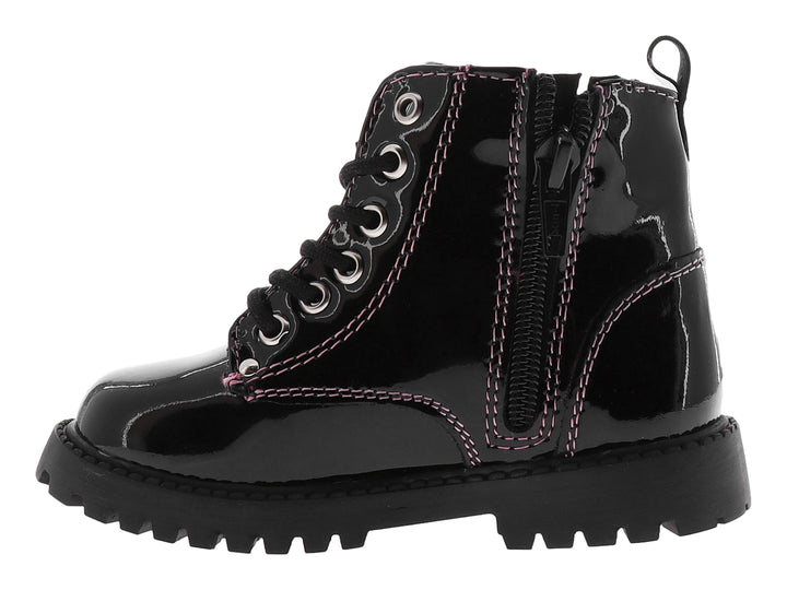 Bota infantil de charol negro con detalles de corazones rosas y agujetas negras.